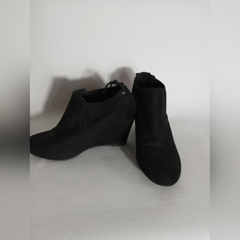 Women's CL By Laundry Black Wedge Ankle Booties Sz7M Back Detailing